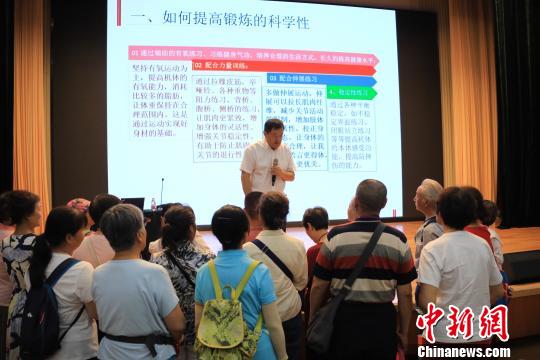 北京体育大学运动与康复系主任王安利进行科普讲座。北京天坛医院供图