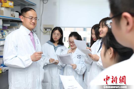 刘培峰及其研究团队等创新变“毒药”为“解药” 芊烨 摄